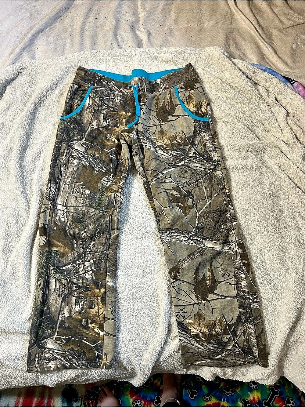 Realtree Xtra Camo Fleece Lounge Pants with Turquoise Trim Cargo Pants, Large